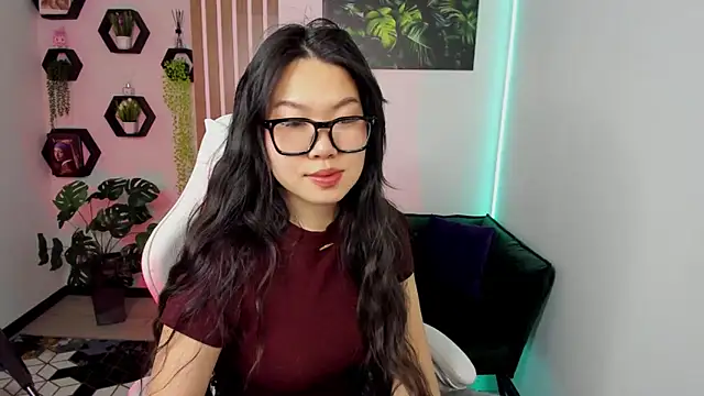 LunaPurrr online show from February 4, 12:05 am