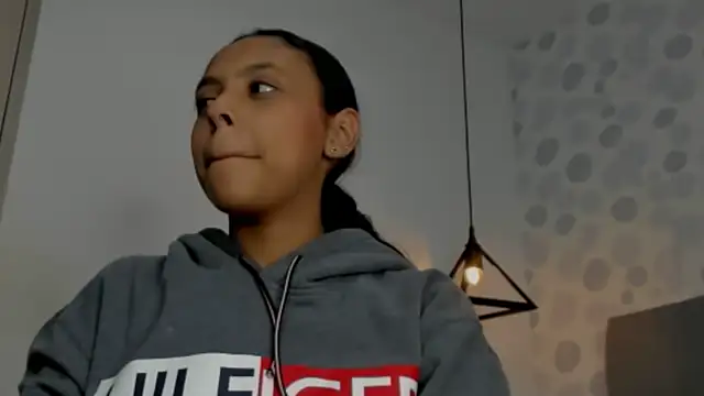 Snapshot of sophiasweet__1 chatting on December 15, 1:59 pm sophiasweet 1 online show from December 15, 1:59 pm