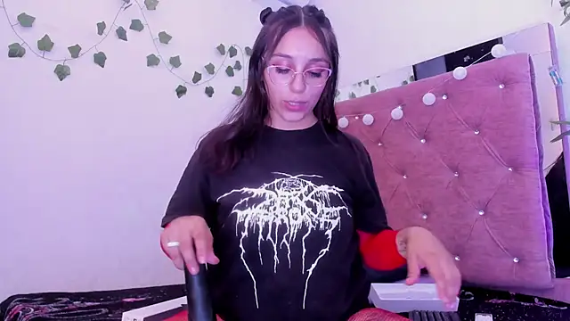 JulianaCarter online show from May 7, 8:25 pm