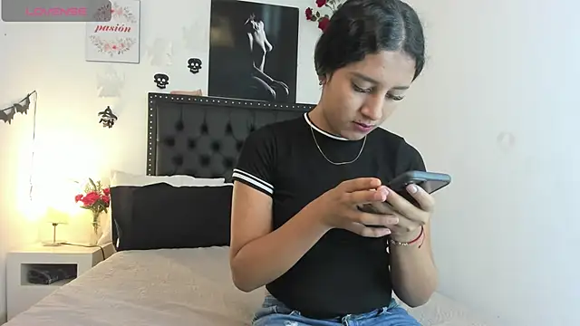 Snapshot of ScarlettVell chatting on October 20, 8:20 pm ScarlettVell online show from October 20, 8:20 pm