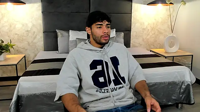 Snapshot of RaphaelDufort chatting on November 18, 11:37 pm RaphaelDufort online show from November 18, 11:37 pm