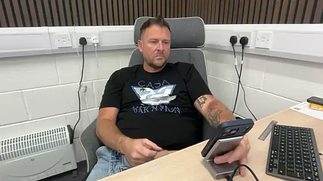 Snapshot of bilf1978 chatting on June 18, 6:24 am bilf1978 online show from June 18, 6:24 am