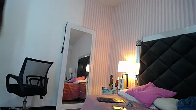 ViictoriaJones  online show from October 18, 12:50 pm