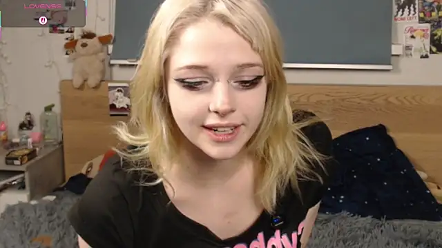 Snapshot of triplebakaaa chatting on December 4, 8:06 pm triplebakaaa online show from December 4, 8:06 pm