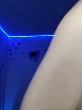 Snapshot of Danly_ chatting on November 28, 3:42 am Danly online show from November 28, 3:42 am