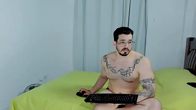 Snapshot of Hunter_Hoott chatting on December 18, 2:17 am Hunter Hoott online show from December 18, 2:17 am