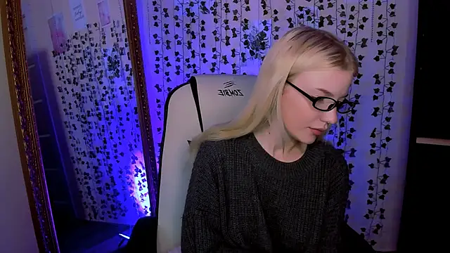 Snapshot of AnyaTaylor_ chatting on March 10, 3:00 am AnyaTaylor online show from March 10, 3:00 am