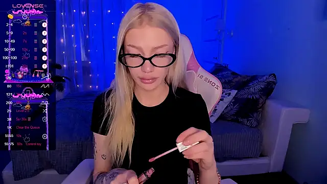 Snapshot of AnyaTaylor_ chatting on March 29, 2:22 am AnyaTaylor online show from March 29, 2:22 am