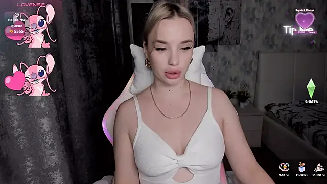 Snapshot of KiraKrox chatting on October 14, 6:31 pm KiraKrox online show from October 14, 6:31 pm