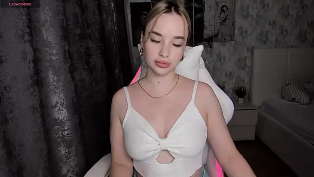 Snapshot of KiraKrox chatting on October 18, 7:25 pm KiraKrox online show from October 18, 7:25 pm