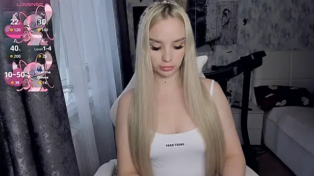 Snapshot of KiraKrox chatting on December 4, 8:45 am KiraKrox online show from December 4, 8:45 am