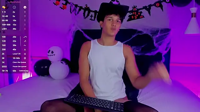 Snapshot of Leo_Savage_ chatting on October 18, 4:48 am Leo Savage online show from October 18, 4:48 am