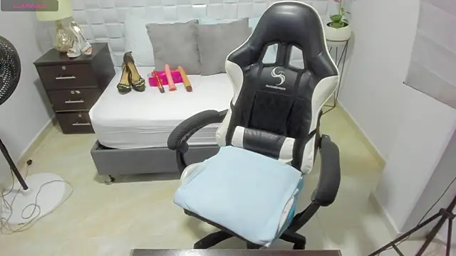 yulitza1025 online show from November 6, 11:11 am