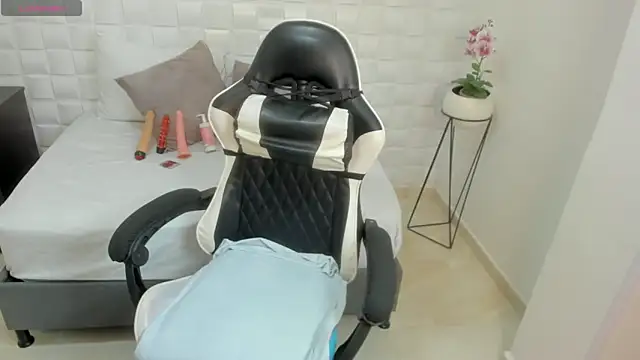 yulitza1025 online show from November 28, 11:46 am