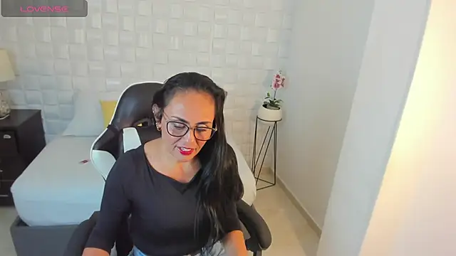 yulitza1025 online show from March 14, 12:10 pm