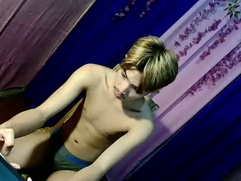 Snapshot of addicted_to_alex chatting on November 19, 1:33 pm addicted to alex online show from November 19, 1:33 pm