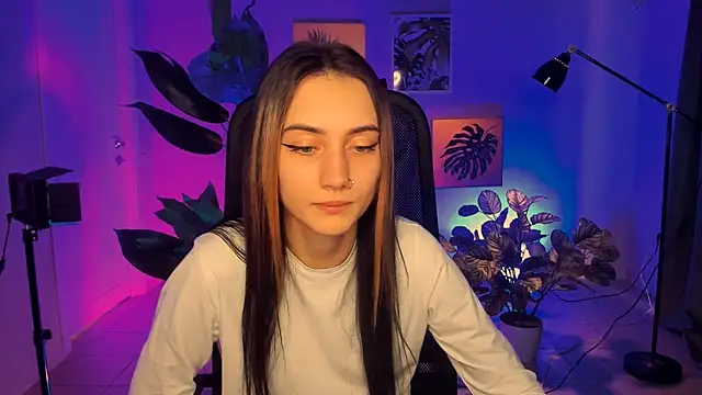 Snapshot of olivianorton chatting on September 18, 9:33 am olivianorton online show from September 18, 9:33 am