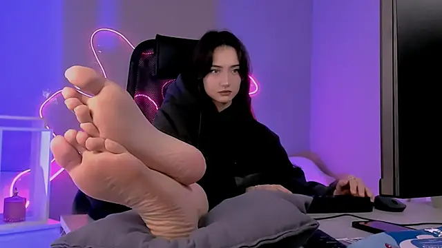 Snapshot of olivianorton chatting on February 5, 9:36 am olivianorton online show from February 5, 9:36 am