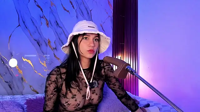 Snapshot of Emmiicute chatting on August 1, 8:41 pm Emmiicute online show from August 1, 8:41 pm