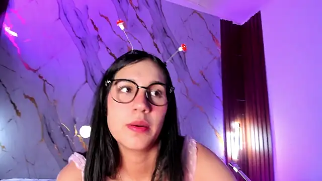 Snapshot of Emmiicute chatting on August 3, 8:23 pm Emmiicute online show from August 3, 8:23 pm