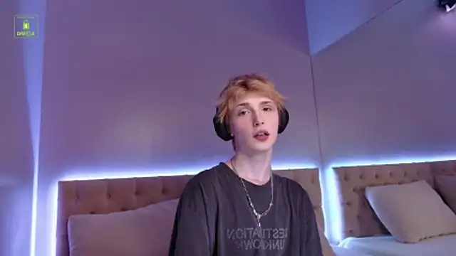 Your avatar online show from June 18, 8:35 pm