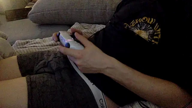 Snapshot of Breezydicksn chatting on November 8, 5:18 am Breezydicksn online show from November 8, 5:18 am