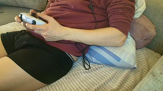 Snapshot of Breezydicksn chatting on December 4, 9:34 pm Breezydicksn online show from December 4, 9:34 pm