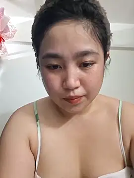 Snapshot of Minn-cute chatting on April 18, 5:11 am Minn-cute online show from April 18, 5:11 am