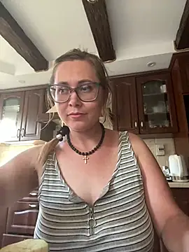 Snapshot of Crystal00Girl chatting on August 2, 3:54 pm Crystal00Girl online show from August 2, 3:54 pm