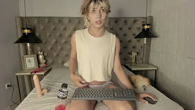 Snapshot of OliIverr22 chatting on September 22, 1:46 pm OliIverr22 online show from September 22, 1:46 pm