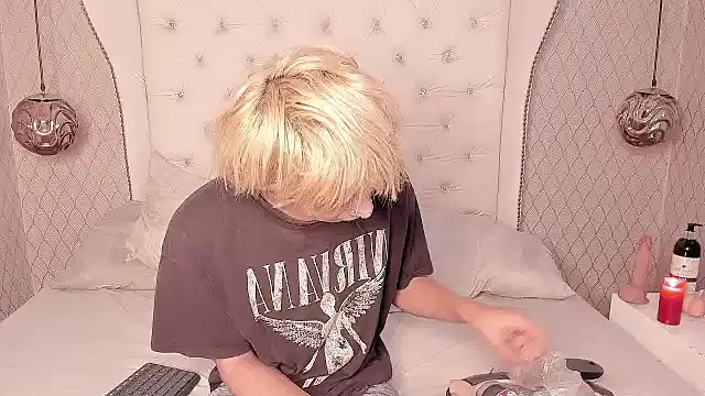 Snapshot of OliIverr22 chatting on October 19, 1:12 pm OliIverr22 online show from October 19, 1:12 pm