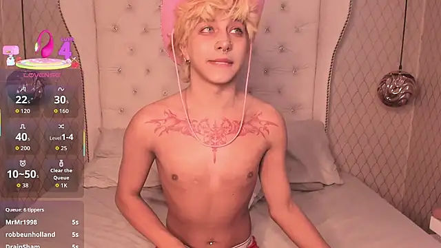 Snapshot of OliIverr22 chatting on October 22, 1:22 pm OliIverr22 online show from October 22, 1:22 pm