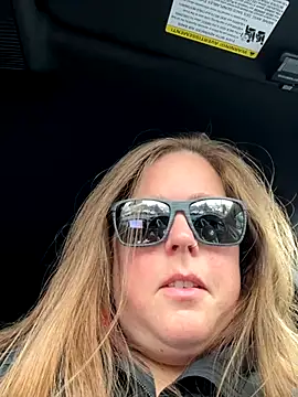 Snapshot of hornykitty1210 chatting on November 3, 5:14 pm hornykitty1210 online show from November 3, 5:14 pm