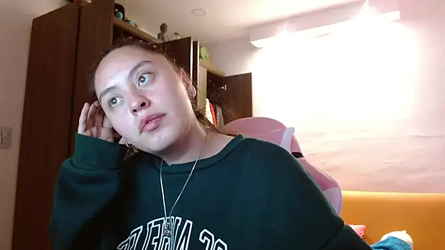 Snapshot of madissooon__ chatting on November 12, 4:02 am madissooon online show from November 12, 4:02 am