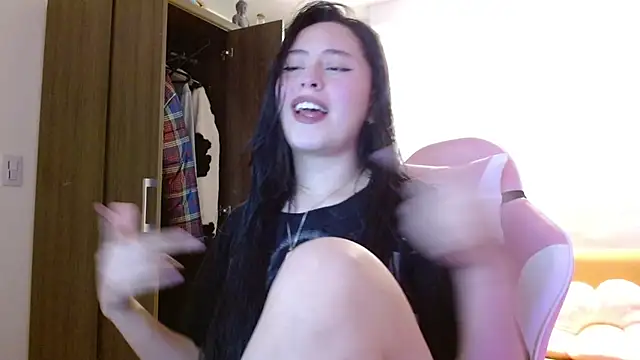 Snapshot of madissooon__ chatting on November 21, 4:55 am madissooon online show from November 21, 4:55 am