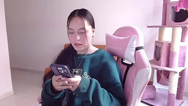 Snapshot of madissooon__ chatting on December 3, 8:18 pm madissooon online show from December 3, 8:18 pm