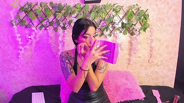 Snapshot of ImEmily444 chatting on October 19, 1:28 am ImEmily444 online show from October 19, 1:28 am