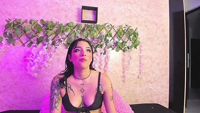 Snapshot of ImEmily444 chatting on October 23, 2:00 am ImEmily444 online show from October 23, 2:00 am