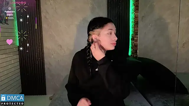 stepha   online show from December 17, 11:05 am