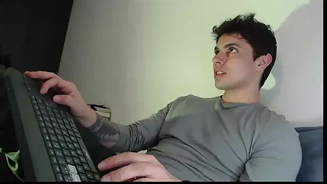 Snapshot of yourfavoriteboy__ chatting on January 8, 4:04 am yourfavoriteboy online show from January 8, 4:04 am