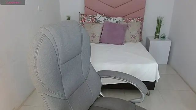 SarayVega  online show from November 4, 7:13 pm