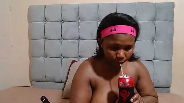 curveAss222 online show from October 31, 4:19 pm