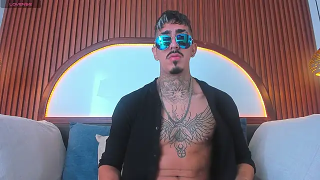 Donovan Desmond online show from October 25, 4:02 pm