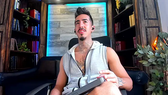 Donovan Desmond online show from December 4, 8:28 pm