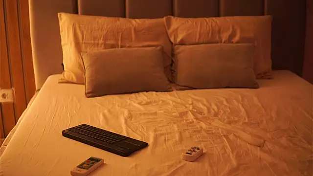 Snapshot of EllyLynn chatting on October 4, 8:23 am EllyLynn online show from October 4, 8:23 am