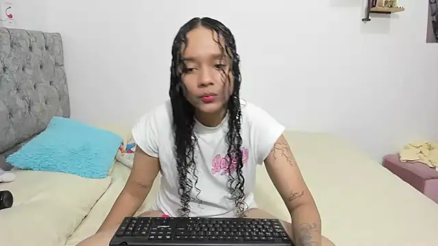 Snapshot of nay_and_aleja1 chatting on December 15, 2:05 am nay and aleja1 online show from December 15, 2:05 am