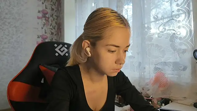 Snapshot of Witching_Moon chatting on November 6, 7:20 am Witching Moon online show from November 6, 7:20 am