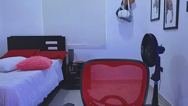 EmilyKisx online show from October 7, 2:25 pm