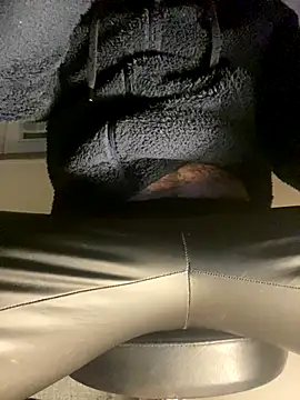 Snapshot of Skeye2 chatting on December 2, 1:55 am Skeye2 online show from December 2, 1:55 am