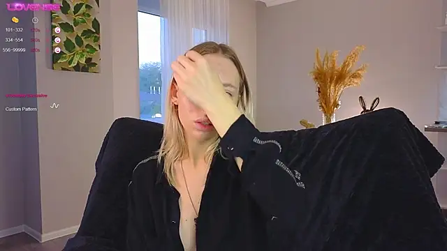 NyxaThorn online show from October 12, 2:38 pm